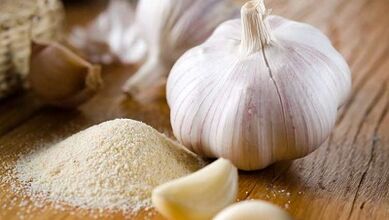 Treating endoparasitics with garlic