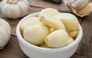 Use garlic to remove internal parasites